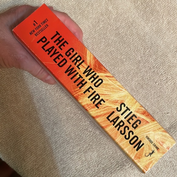 📚2/$6  The Girl Who Played with Fire #2 in the Millennium Series - Picture 3 of 12